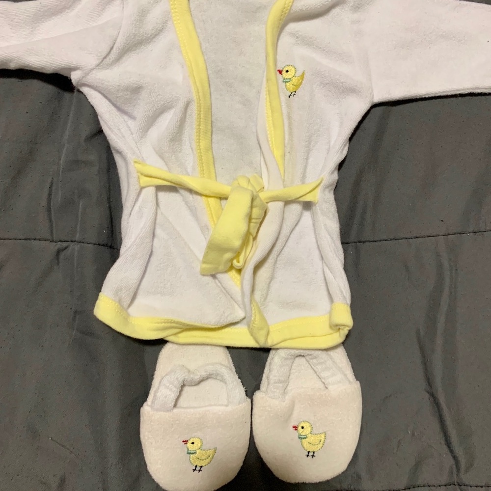 BABY DUCK ROBE WITH MATCHING SLIPPERS.